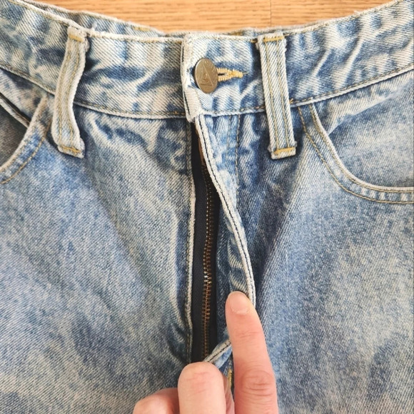 EUC Vintage Guess Distressed Acid Jeans, Size 30 or Modern Size 4 - Picture 13 of 14